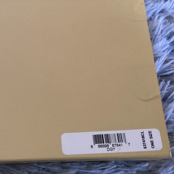 Michael Kors Signature Logo Black and White Scarf and Hat New in Box - Picture 4 of 13